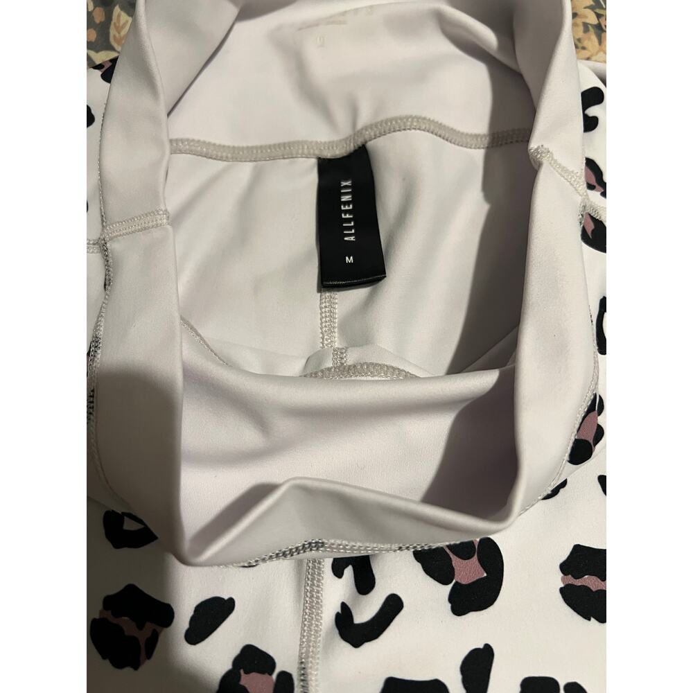 white leopard-print athletic leggings from the brand Allfenix. leopard spots - Picture 6 of 8
